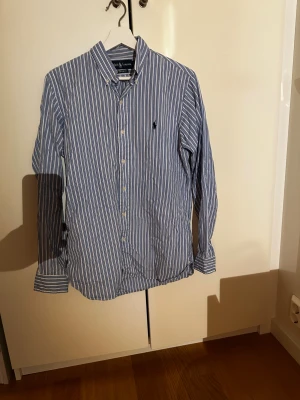 Ralph lauren skjorta - Äkta ralph lauren skjorta som är riktigt fet💯👌 Är storlek S/M och även custom fit så att den är lite mer v line som är otroligt snyggt👍 