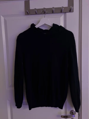 Marinblå hoodie från Oscar Jacobson - Handtvättad så ingen krympning! Sitter som S! Modell: 178! Nyskick, inga täken på användning! Använts fåtal gång! Säljer pga ska åka utomlands och behöver lite pengar 