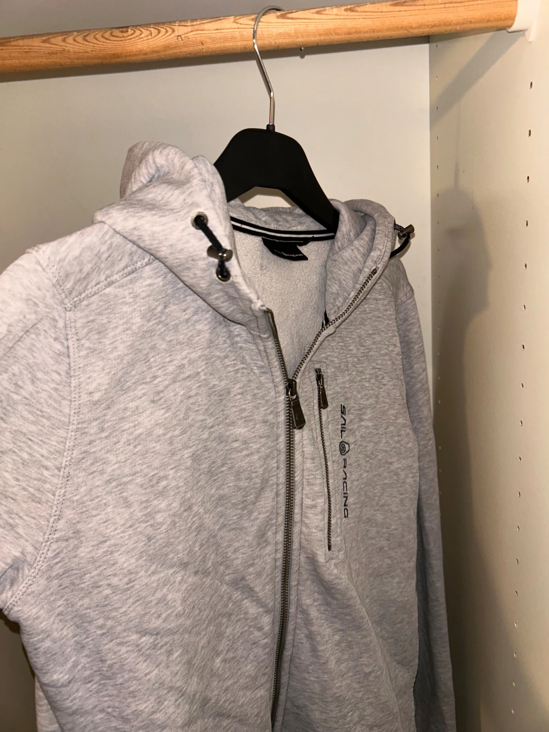 Grå hoodie från Sail Racing - 2