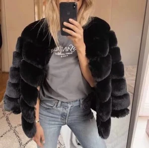 Faux fur jacka  - Svart pälsjacka i faux fur. Mycket fint skick då den inte kommit till användning mer än 5ggr. Rejäl fejkpäls, ingen tunn jacka. Nypris ca 1500kr. 