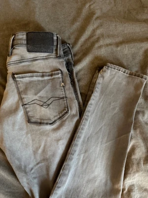 Replay Jeans - Säljer ett par replay jeans i modellen Anbass,jeansen har små slitningar i närheten av fickorna men man ser dem knappt hör av dig vid minsta lilla intresse✌🏼pris kan diskuteras 