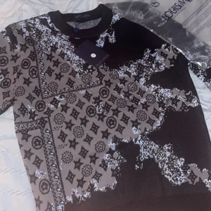 LV Tröja  - En jätte fin LV tröja svart och vit helt ny