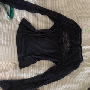 Mörkblå topp från Gina Tricot - Säljer en super söt mörkblå topp från Gina Tricot med långa ärmar i spets😍Kommer tyvärr inte till använding. Använd fåtal gånger.