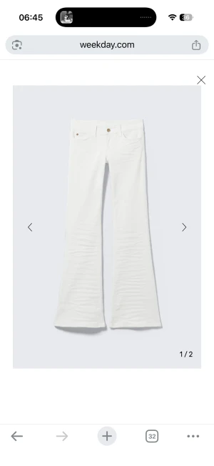 Vita bootcut jeans från Weekday - Snygga vita jeans från Weekday helt nya använd 1 gång!!