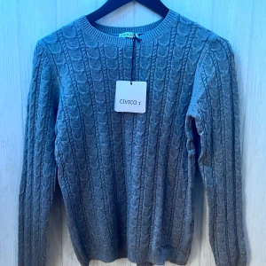 Sweater - CIVICO 1-one size, högt kvalitet - Tidlös kabelstickad textur för en elegant look Rund halsringning med rak, ren finish Långa ärmar med ribbade muddar och fåll Mjuk och varm stickning, perfekt för lager-på-lager-kläder Mångsidig stil för både vardagliga och eleganta outfits