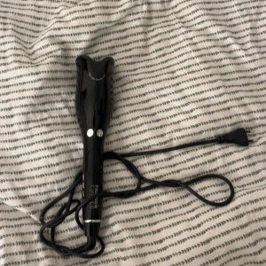 Fashion Curler - Automatisk hårlocktång med sladd, svart finish och tydliga funktionsknappar. En locktång från Fashion curler som är väldigt lätt använd och fungerar perfekt. Säljer för 200kr