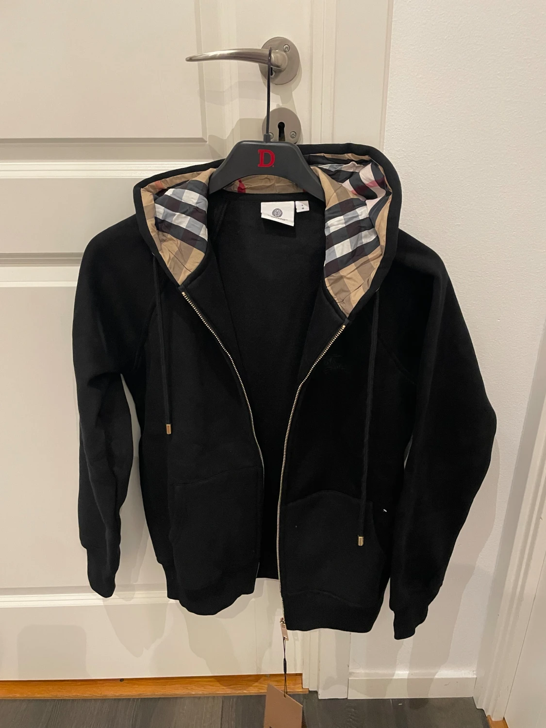 Svart hoodie från Burberry med dragkedja - 1