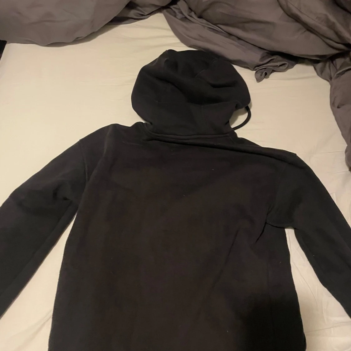 Svart hoodie med tryck från blinglucid - 1