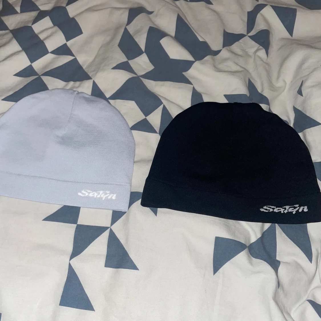 Satinmössa i svart och ljusgrå/vit 1 för 300kr