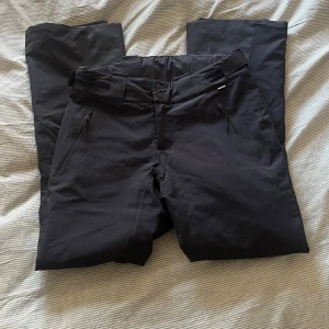Svarta skidbyxor från Everest! - Säljer dessa svarta skidbyxor från Everest! Endast använda en skidsemester på en vecka så det är så gott som i ny skick! Storlek 38. Inga defekter. 