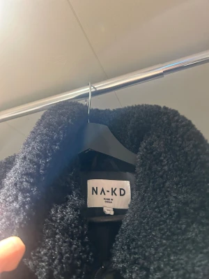 Svart teddyjacka från NA-KD - Mysig svart teddyjacka från NA-KD, aldrig använd då den va för stor för mig💕