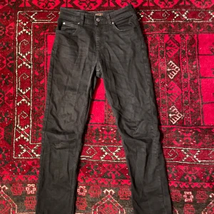 Svarta Lee jeans, Darren  - Svarta Lee jeans i modell Darren, barnstorlek 12-13 år. Inga större defekter. Använda en del men är i mycket bra skick.