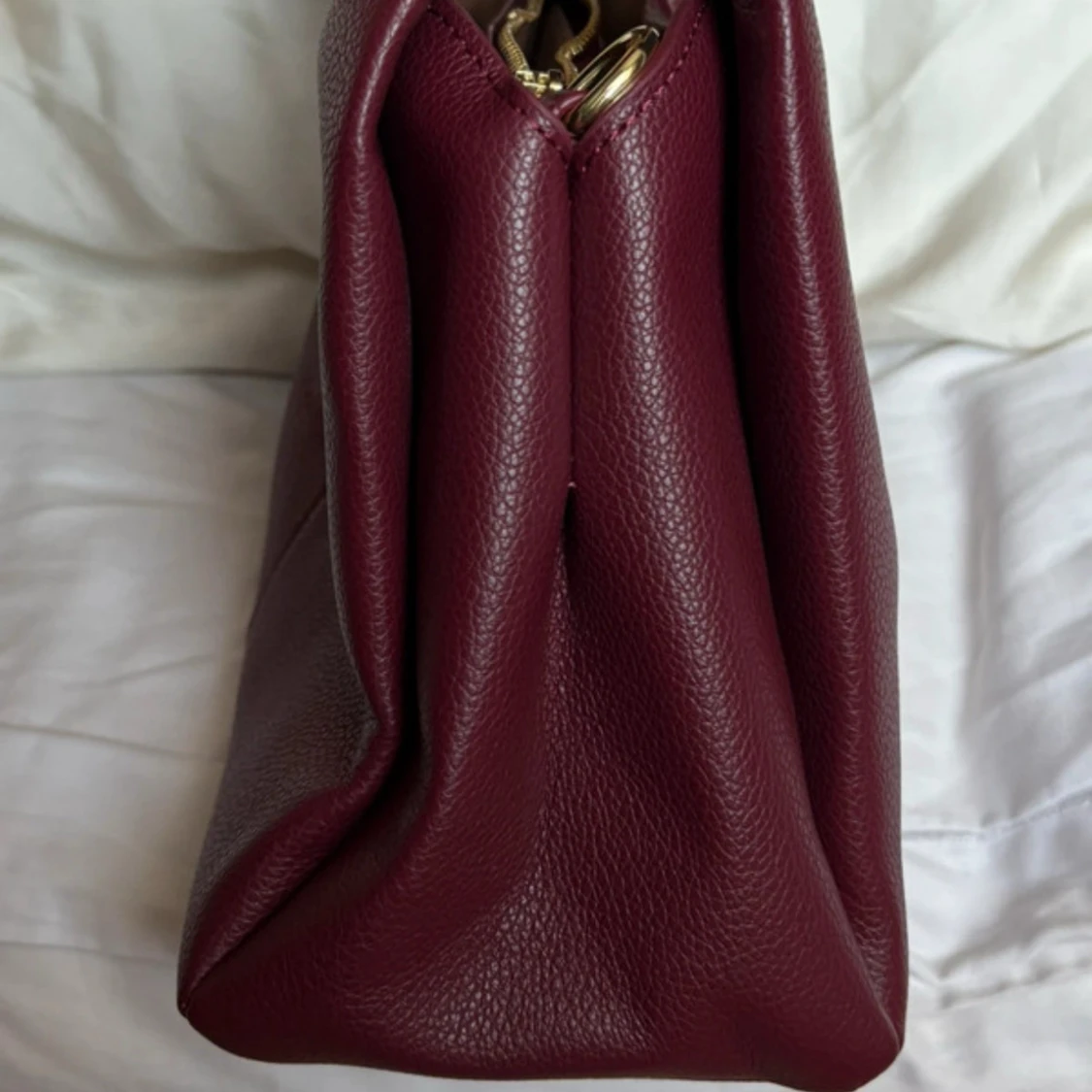 Vinröd axelväska i skinn med dragkedja - 1