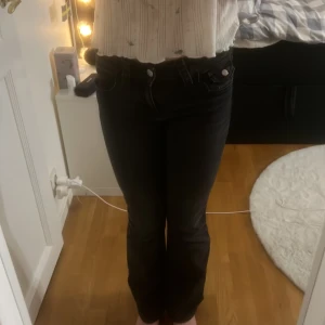 Svarta bootcut jeans från Gina Tricot - Snygga svarta jeans från Gina Tricot i storlek 158. Modellen har bootcut-ben och klassisk femficksdesign med silverfärgade knappar. Jeansen har normal passform och är tillverkade i ett mjukt bomullsmaterial med lite stretch för extra komfort.