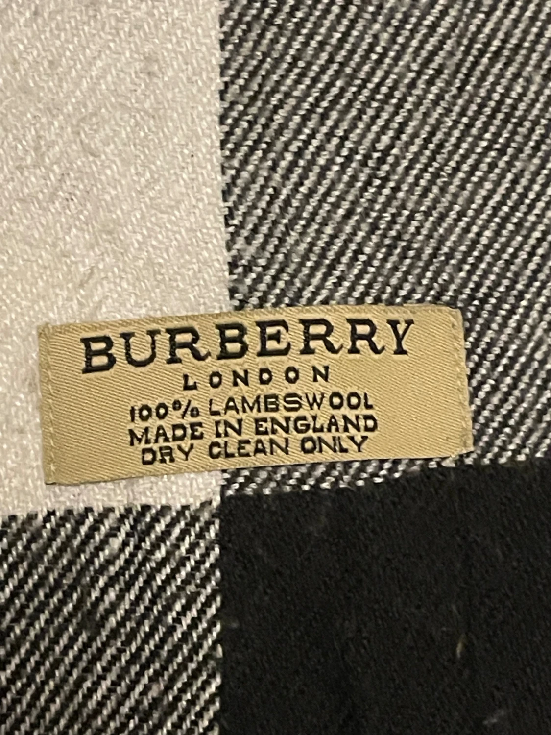 Rutig svartvit halsduk från Burberry - 1