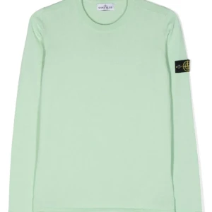 Ljusgrön stickad tröja Stone Island - Fräsch ljusgrön stickad tröja från Stone Island med klassisk rund hals och lång ärm. Ikonisk logopatch på vänster ärm ger extra streetkänsla. Perfekt för dig som gillar cleana och stilrena plagg med premiumkänsla. Dm vid intresse 