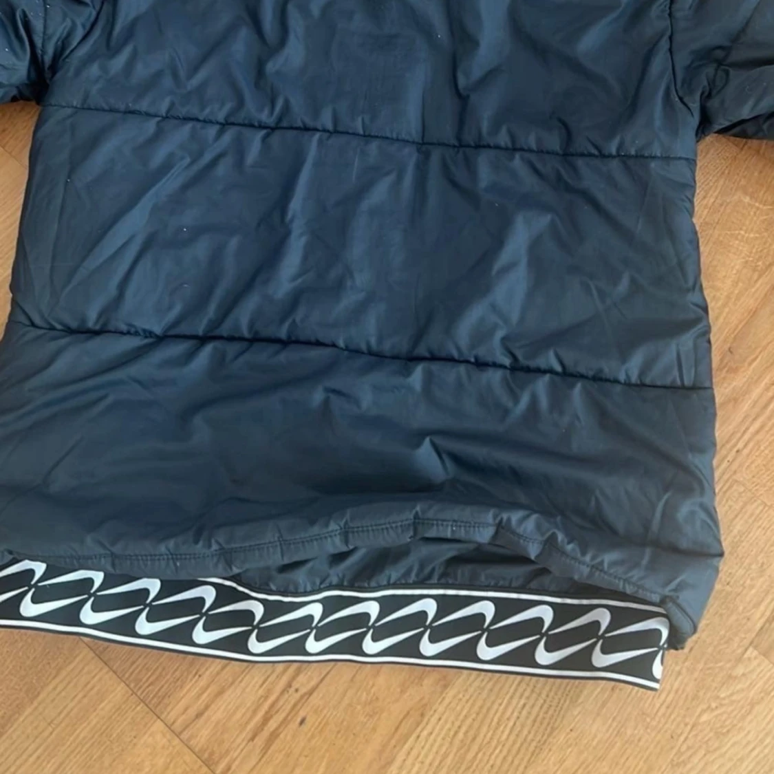 Svart pufferjacka från Nike med huva - 2