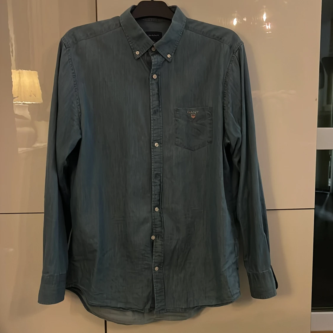Blå indigo skjorta från GANT