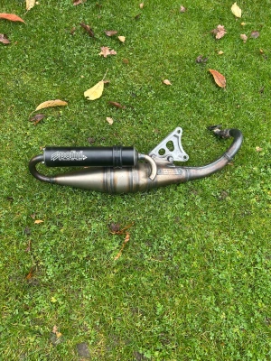 Polini Scooter Team 4 Avgassystem - Polini Scooter Team avgassystem för scooter/moped. Bra skick med mindre yttre slitage och patina, inga synliga sprickor eller större skador. Perfekt för dig som vill uppgradera prestandan och ljudet på din scooter.