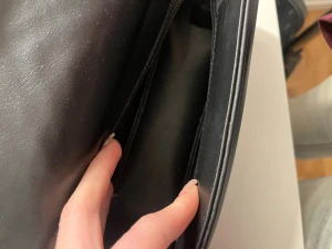 Svart quiltad YSL axelväska med kedja - Snygg svart axelväska från YSL använt fåtal gånger. 