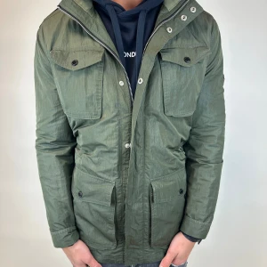 J.lindeberg jacka - Tja, säljer nu denna riktigt snygga j.lindberg jackan som är perfekt nu i vinter. Nypriset är runt 4000kr och den är i storlek L! Vid minsta lilla fundering så är det bara att höra av sig 