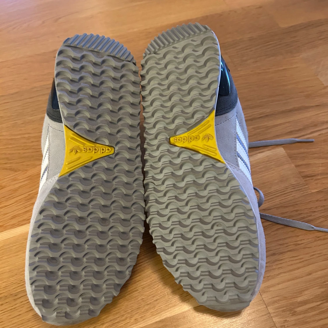  Nya Adidas sneakers i mocka i grått och vitt - 2