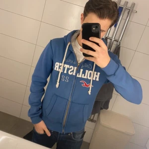 Vintage archive hollister zip - Jag säljer en riktigt fet hollister som är perfekt nu inför vintern🤩 || Skick: 8/10 ||Storlek: XXL, men sitter som M/S || Modellen är 177cm🙌 || Tveka inte på att ställa frågor😉