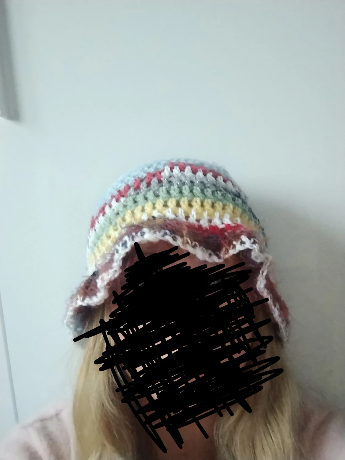 Randig virkad bucket hat i pastell - 1