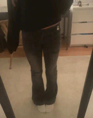 gråa jeans - gråa jeans från gina young i storlek 158. pris kan diskuteras