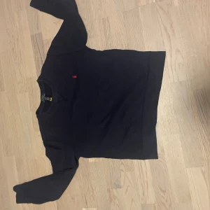 Mörkblå Tröja från Ralph lauren  - Såklart äkta. Priset är inte hugget i sten 