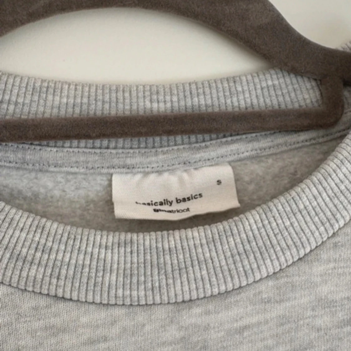 Grå sweatshirt från Basically Basics - 2