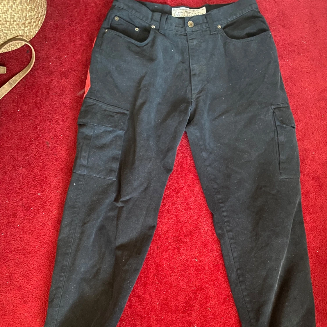 Svarta cargojeans med broderad tiger - 4