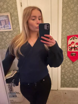 Mörkblå omlottkofta med knyt - Snygg mörkblå omlottkofta från Other Stories, använd några få gånger och är i jätte bra skick. Passar så bra nu i höst och kyliga dagar💗