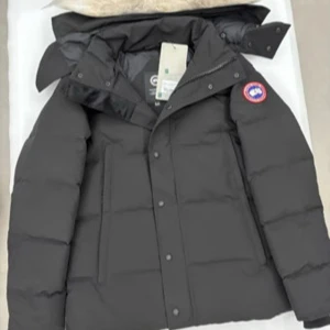 Canada goose jacka - Säljer en svart canada goose black label, perfekt inför den uppkommande vintern. Fraktas samma dag/ dagen efter🚚