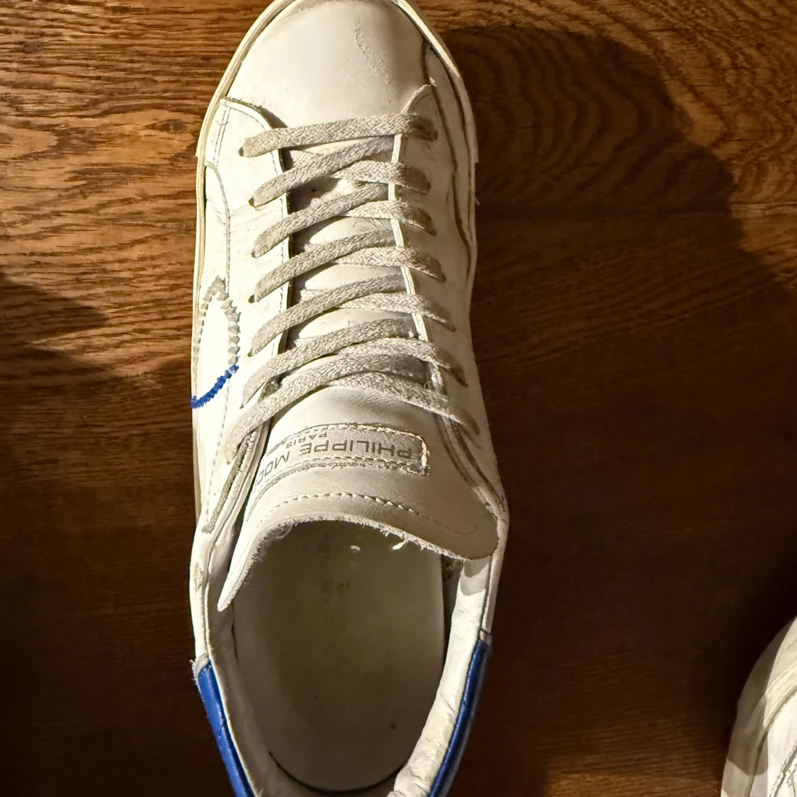 Philippe Model vita sneakers med blå detalj - 1