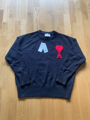 Svart stickad tröja från  Ami Paris - Svart stickad tröja från Ami Paris. Storlek S och sitter som S. Perfekt skick och aldrig använd.