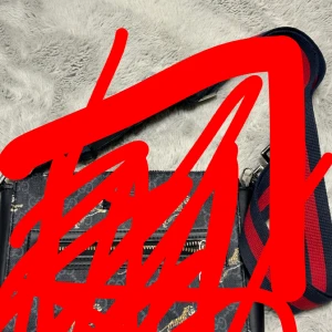 Svart axelväska från h&m - Kontakta mig för bilderna 