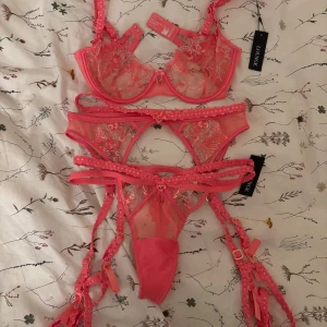 Lounge - Ett helt set från lounge, med bh, strumphållare och trosor, helt nytt med alla prislappar kvar, aldrig använt, otroligt snyggt men passade tyvärr ej mig, bh 65E, resten S