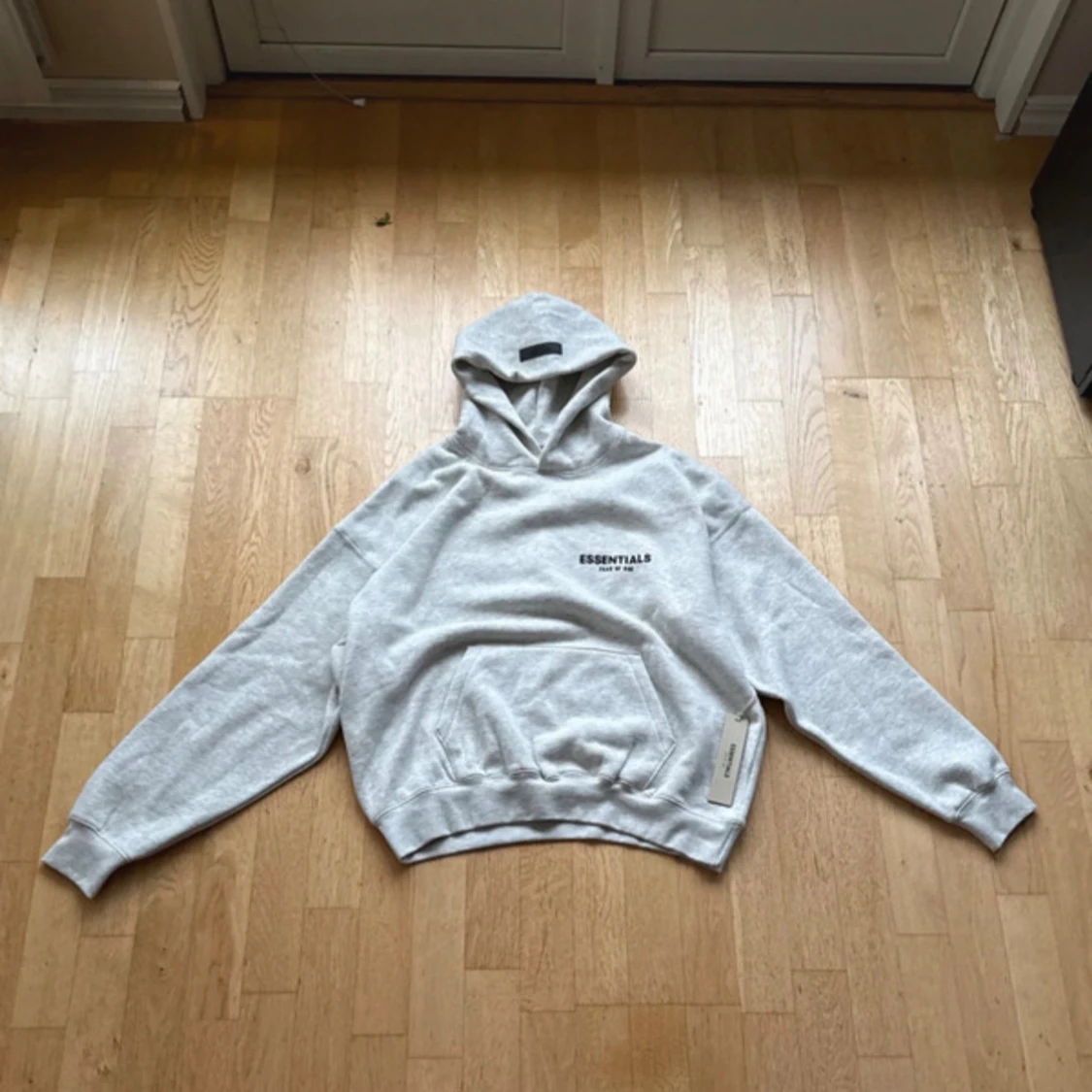 Grå Essentials hoodie från Fear of God - 1