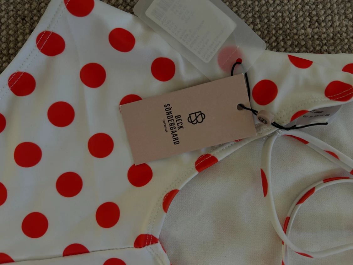 Vit baddräkt med röda prickar - Helt ny - Becksöndergaard - 5