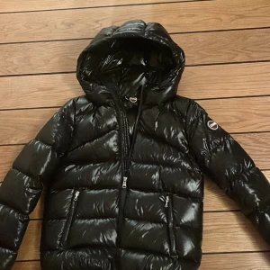 Svart jacka  - Säljer min Colmar jacka som endast använt 4-5 gånger. Storleken är ”14Y 166cm” men passar folk som har mellan xs och s. Köpt för 4000kr, skriv om du undrar något!