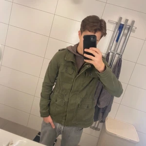 Hollister field jacket - Jag säljer en riktigt fet hollister field jacka🙌 -Unisex -Modellen är 178cm -Storlek L men sitter som M/S Kontakta mig om fler frågor😉