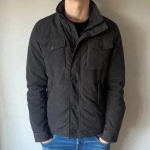 J Lindeberg fieldjacka  - Färg mörkbrun/svart | fint skick inga defekter