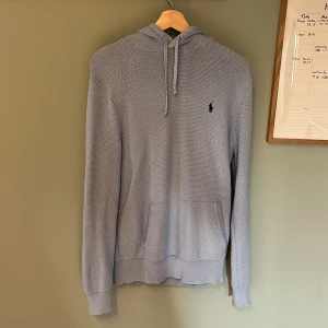 Ljusblå stickad hoodie från Polo Ralph Lauren - Snygg ljusblå stickad hoodie från Polo Ralph Lauren med klassisk broderad logga på bröstet. Tröjan är endast använd några få gånger! Den är i jättebra skick😀 Hör av dig om du har frågor eller funderingar🤝