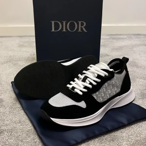 Dior b25 - Helt nya, storlek 40