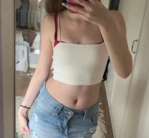 Vit croppad linnetopp med smala band - Säljer en enkel och fräsch vit croppad linnetopp med tunna axelband. Toppen har en rak och tight passform som sitter snyggt på kroppen. Perfekt att matcha med jeans eller shorts för en chill sommarlook. Materialet känns mjukt och lätt mot huden.