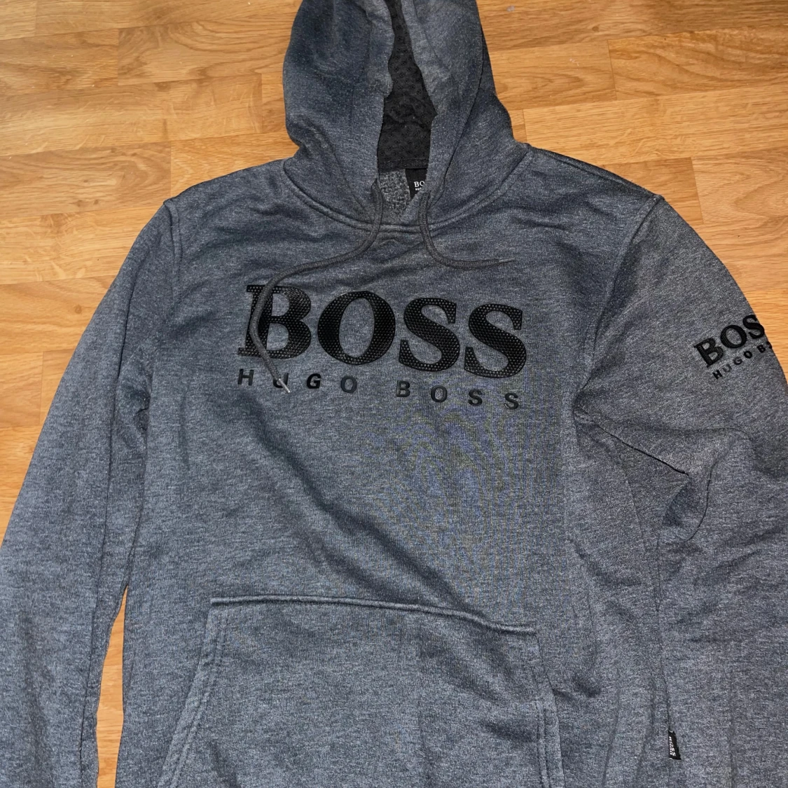 Grå hoodie från Hugo Boss med logga