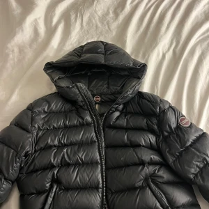 Svart pufferjacka från Colmar - Säljer en svart pufferjacka från Colmar med luva. Perfekt för kalla dagar och riktigt skön att bära. Jackan är i mycket bra skick och har inget fel på sig. Det står 46 i jackan men passar mig som har XS/S i vanliga fall. Är 160 cm för referens🙏🏻❤️