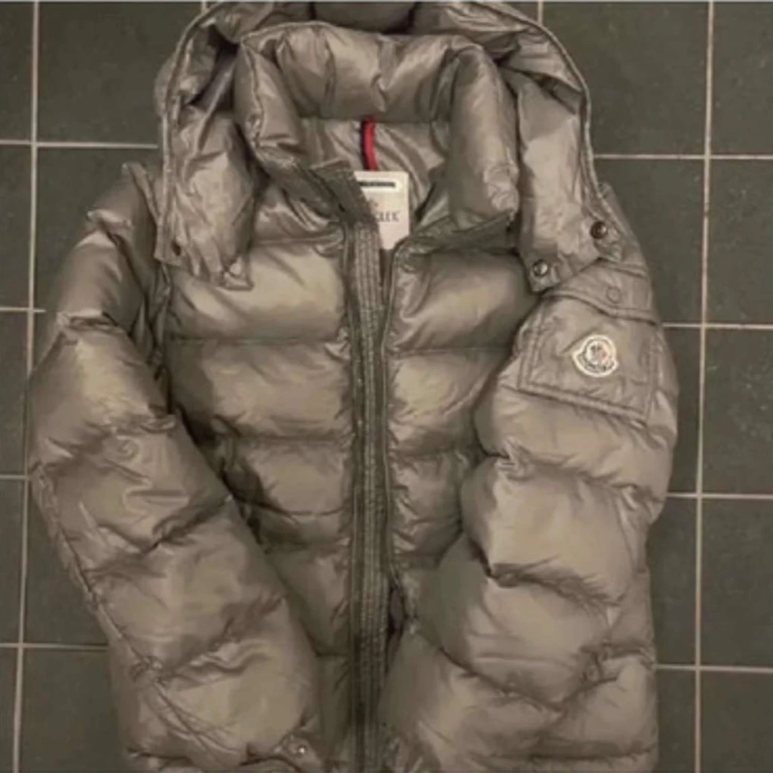 Grå Moncler pufferjacka med huva