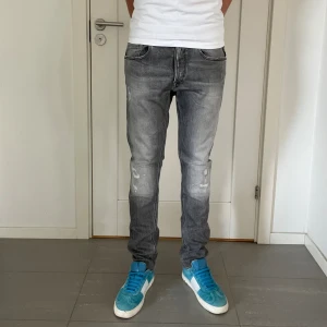 Replay jeans  - Säljer nu dessa Replay Jeans i W31 o L32 med snygga slitningar i populär design, skriv för fler bilder/frågor🙌🏼